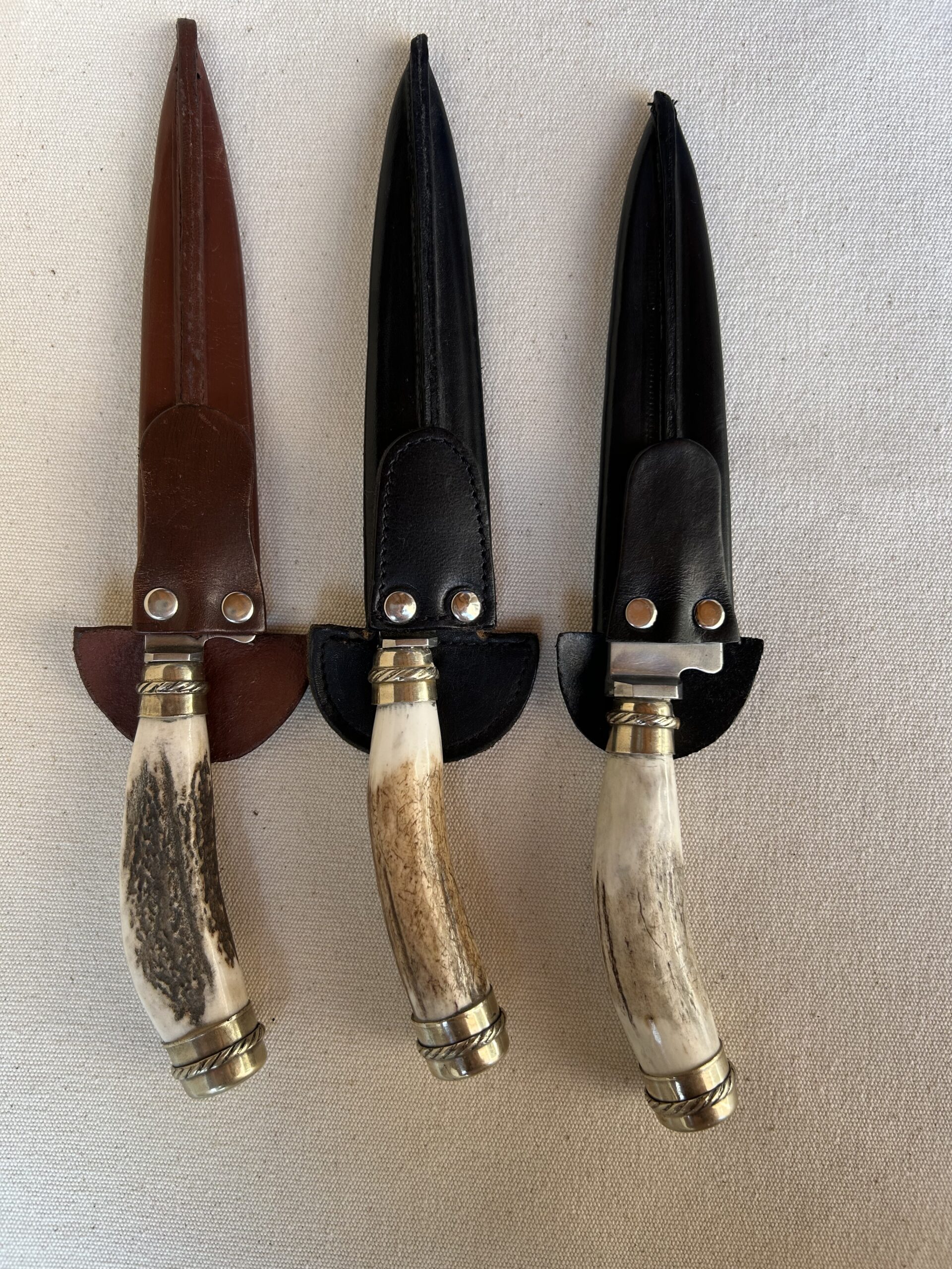 CUCHILLO CURVO EN ASTA Y TERMINALES EN ALPACA ACERO INOXIDABLE HOJA 14 CM MARCA "AIRON"