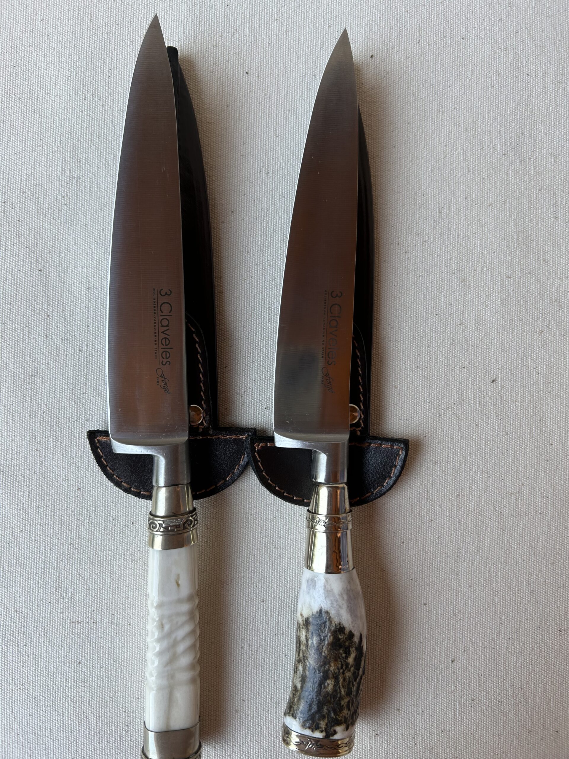 Cuchillo 3 claveles hoja importada y terminaciones en Alpaca hoja en acero inoxidable 16 cm