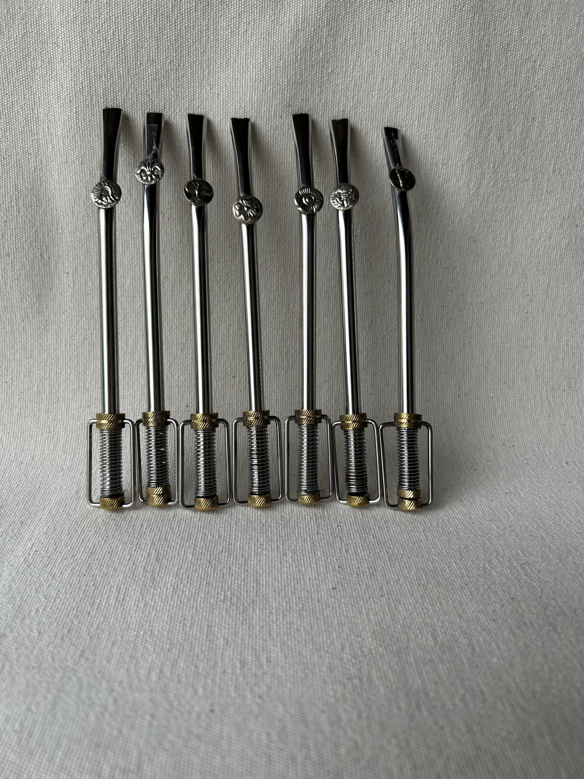Bombilla de acero inoxidable caño fino c/varios dijes disponibles
