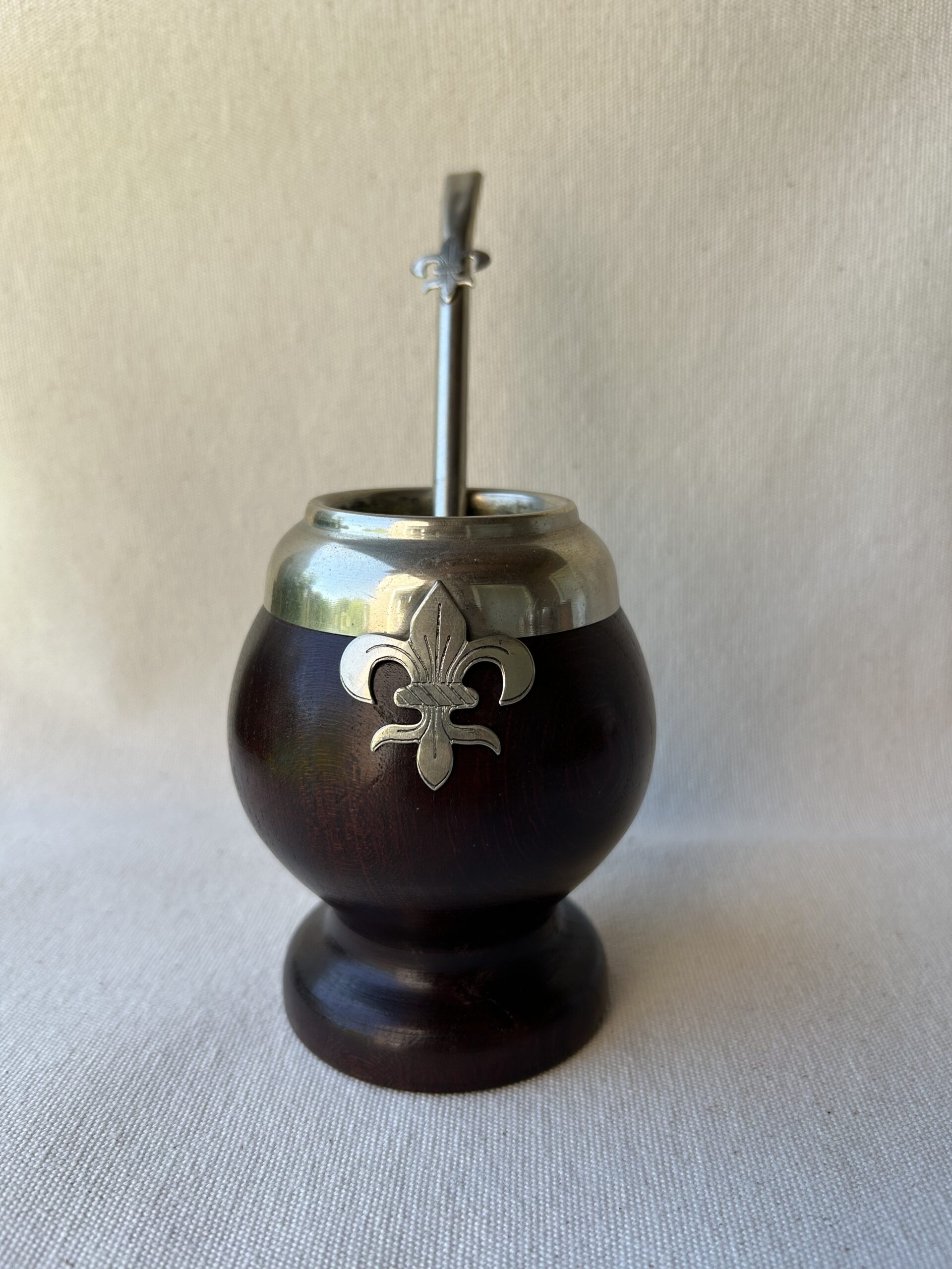 Mate modelo copita con virola y bombilla en Alpaca (modelo chico de mate) flor de liz