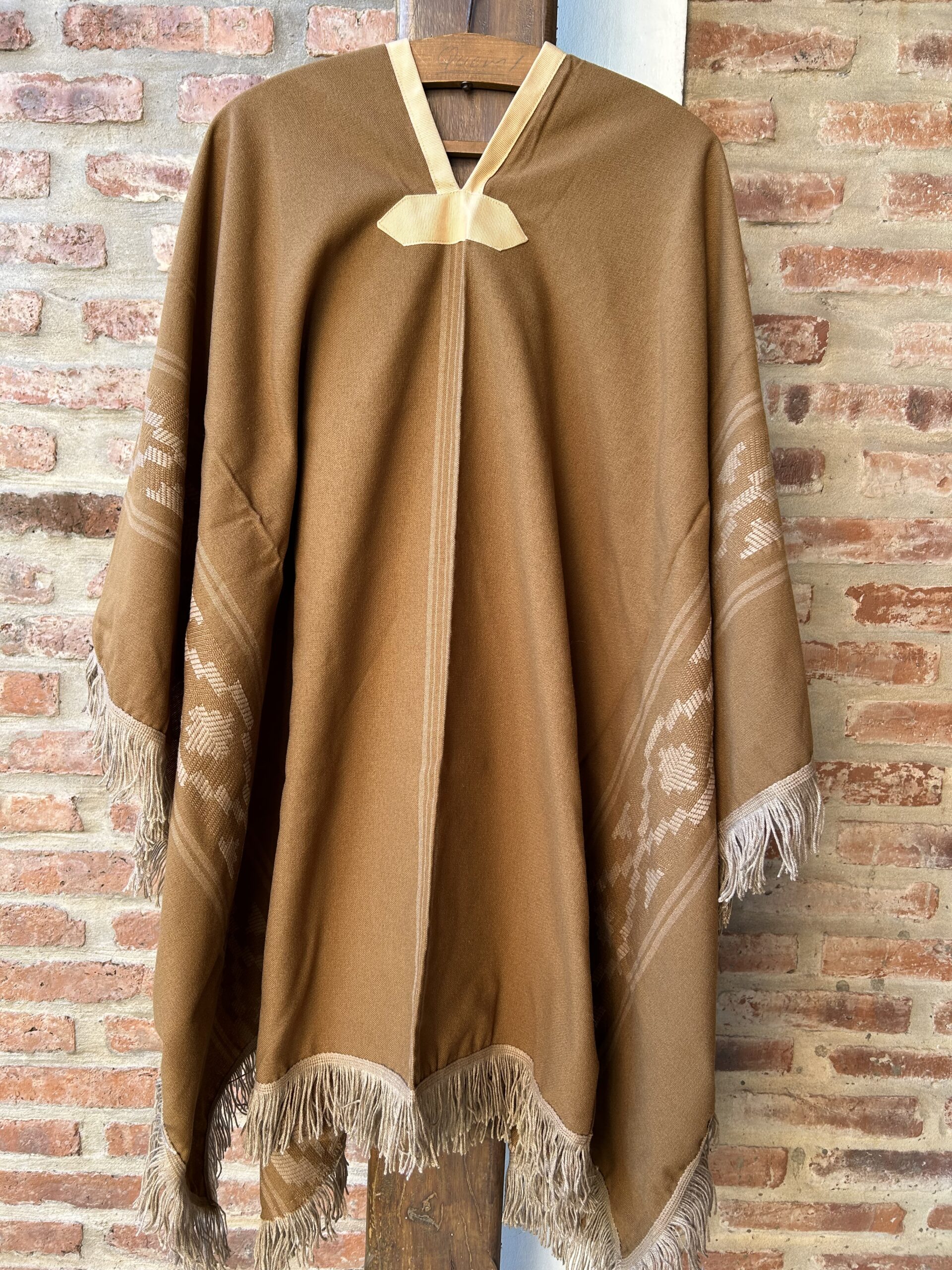 Poncho liviano color vicuña con guarda art 5018