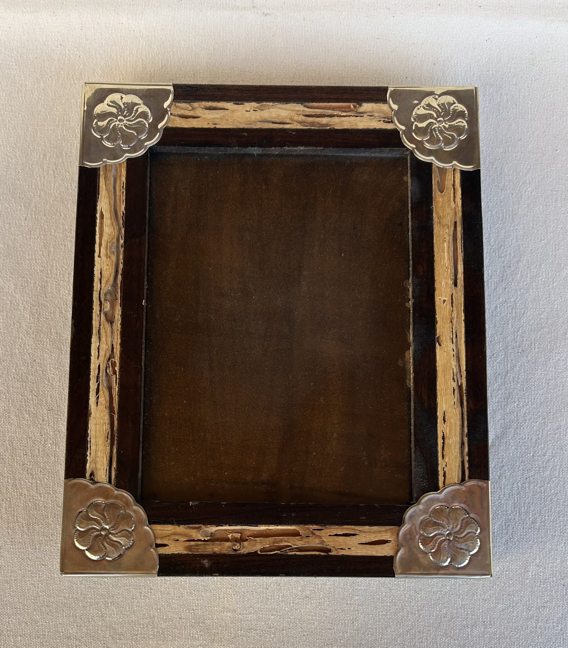 PORTA RETRATO EN MADERA CON CARDÓN Y ALPACA (18X24 CM)