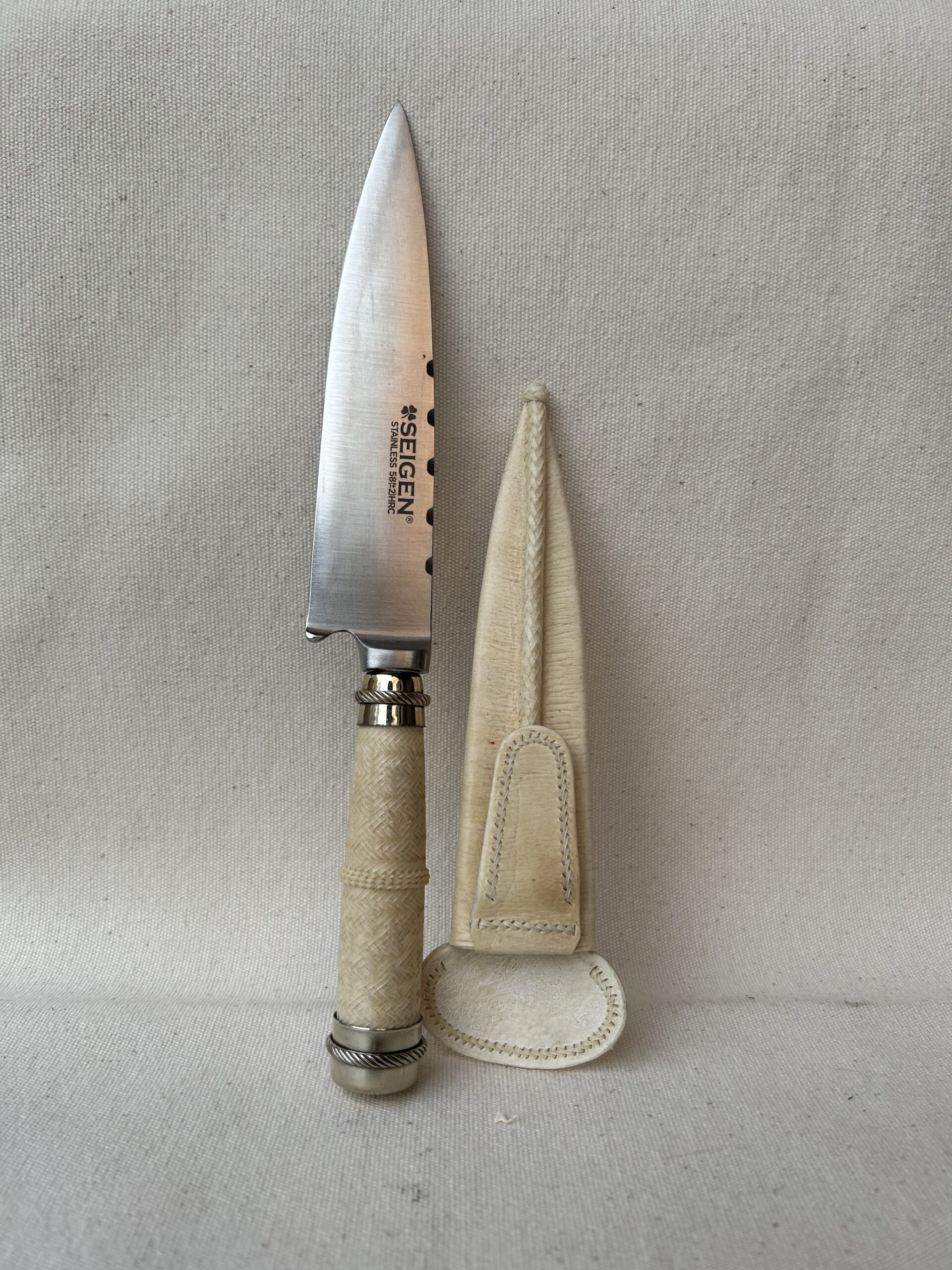CUCHILLO TEJIDO SUPER FINO EN TIENTO 1 MONDONGILLO PUNTERA DE ALPACA VAINA EN CUERO CRUDO ACERO INOXIDABLE HOJA DE 14 CM