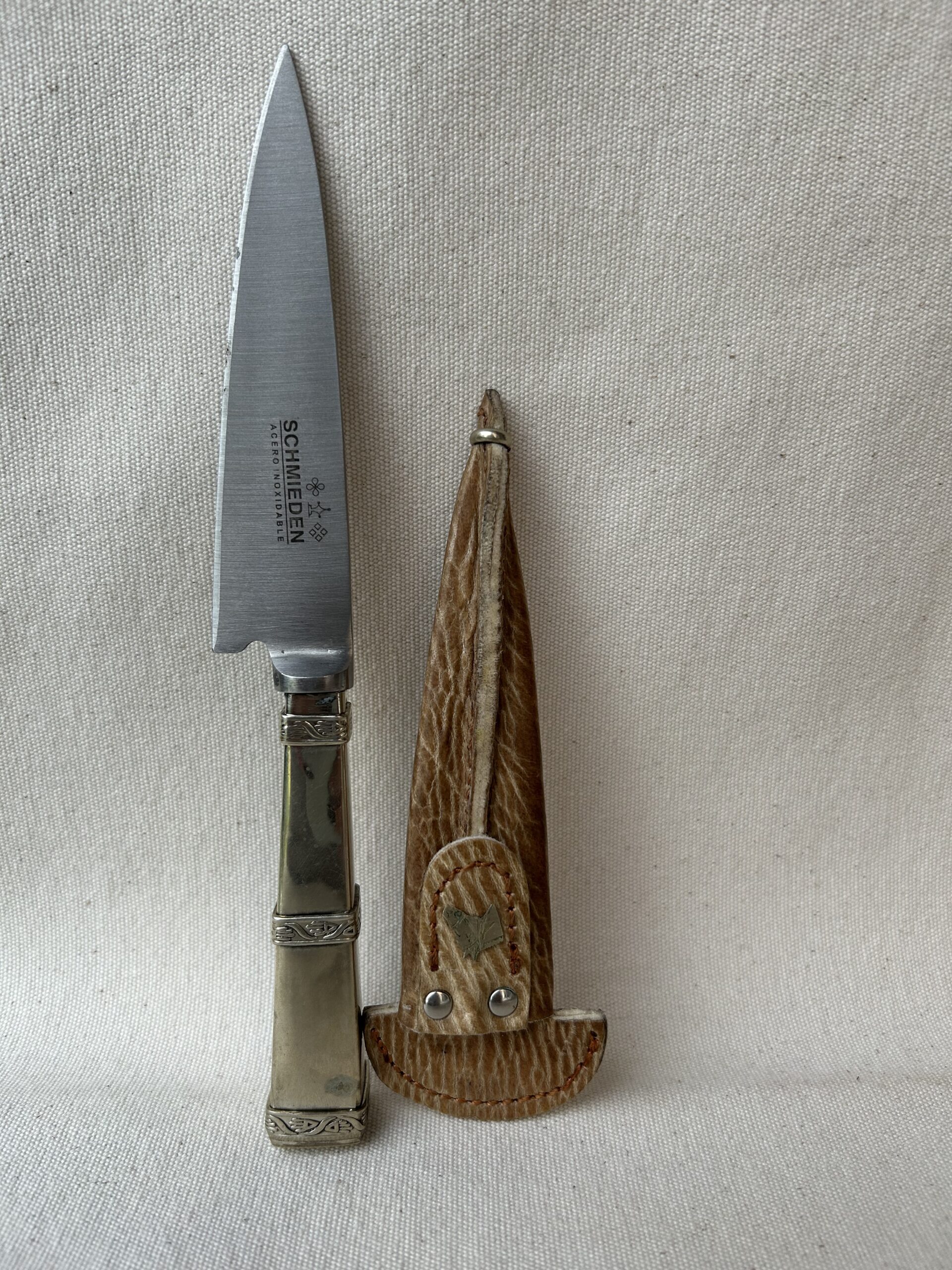 Cuchillo cabo de Alpaca con vaina en cuero crudo hoja en acero inoxidable 14 cm