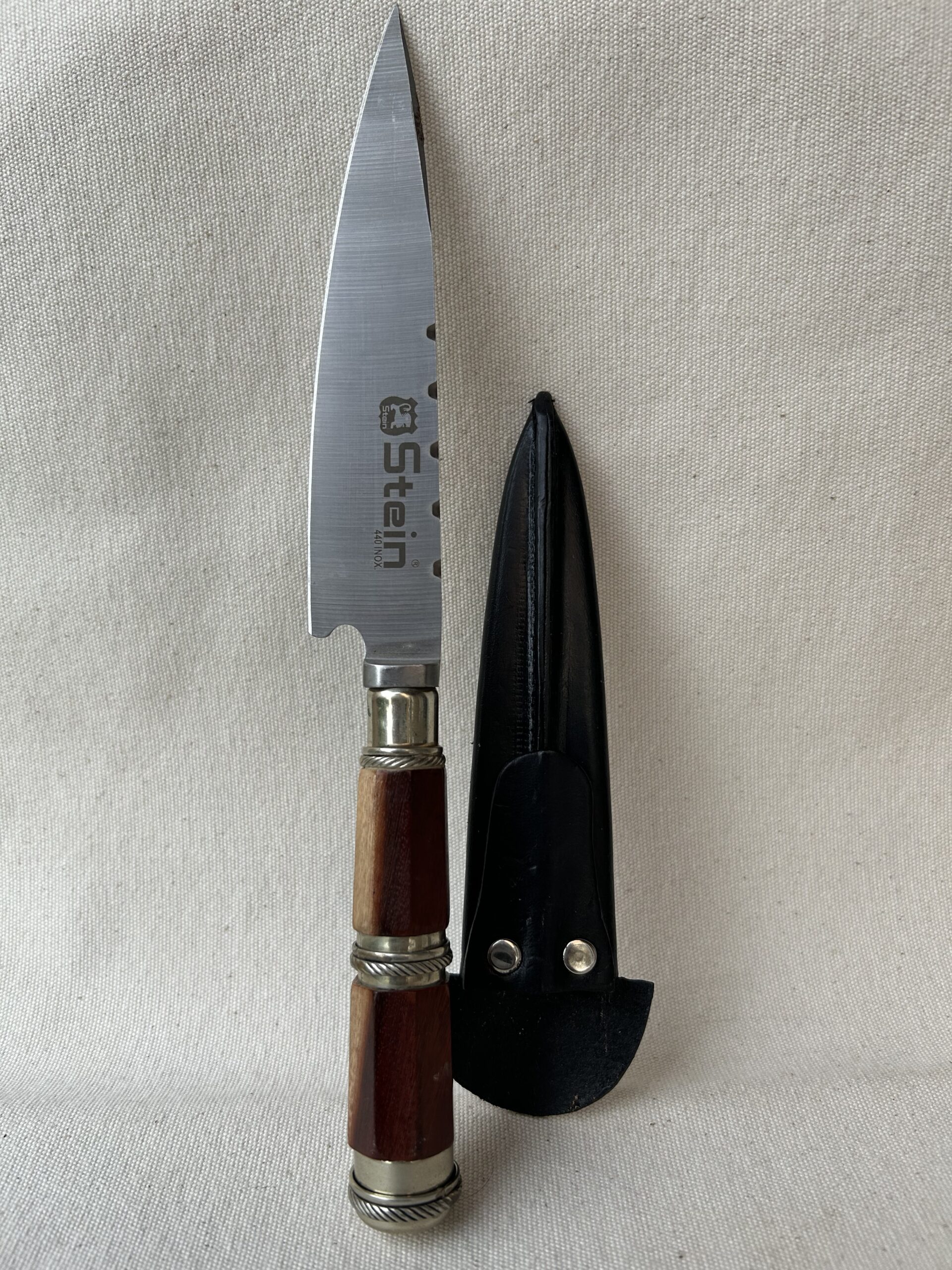 Cuchillo con cabo de madera y anillos en Alpaca hoja en acero inoxidable de 14 cm viene con vaina de cuero hoja STEIN (440)