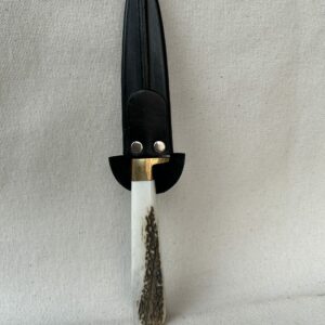 Cuchillo con cabo de ciervo pesado.
