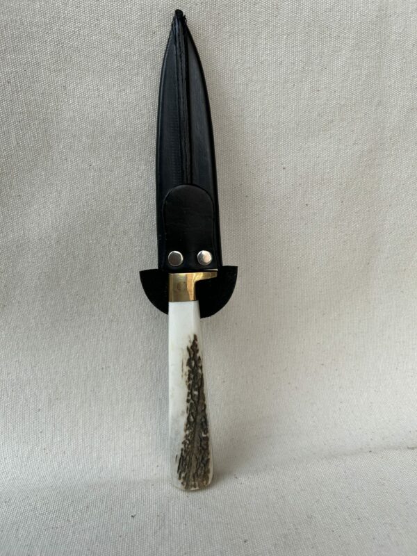 Cuchillo con cabo de ciervo pesado.