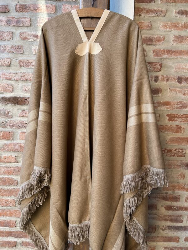 Poncho pesado Beige listado art 5022 Modelo San Luis