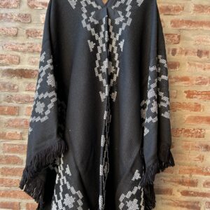 Poncho pesado negro c/guarda blanca modelo Pampa