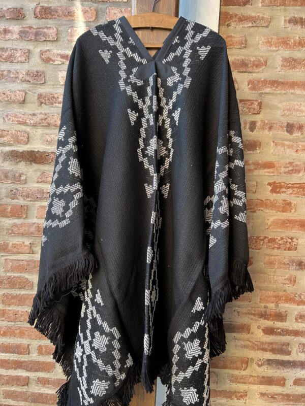 Poncho pesado negro c/guarda blanca modelo Pampa