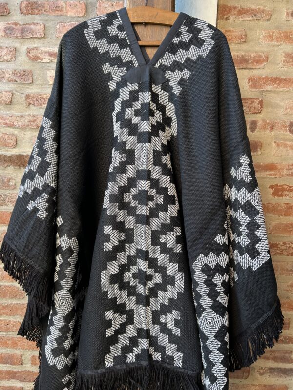 Poncho Pesado negro con guarda pampa (negro-blanco) Patágonico