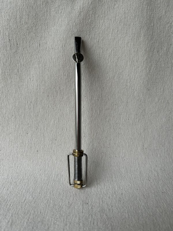Bombilla en acero inoxidable caño fino con resorte para una mejor limpieza,viene varios dijes ,consultar modelo de dije disponible,son surtidos medida aproximada de la bombilla16.5 cm