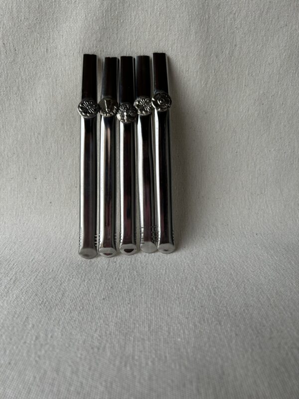 Bombilla chata con dije y pico ancho en acero inoxidable ,16 cm aproximadamente