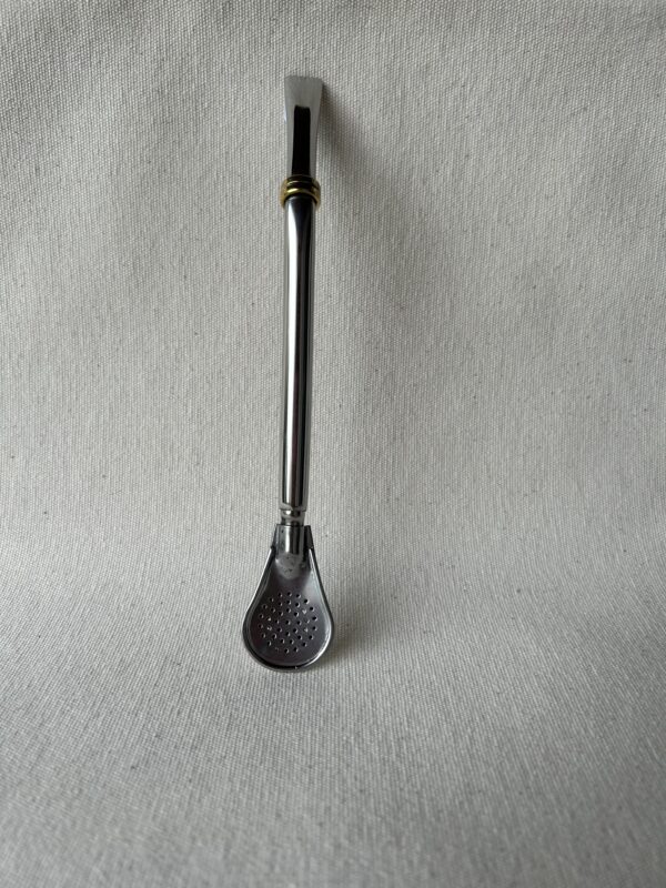 Bombilla de acero inoxidable caño grueso con detalle de dos anillos en bronce. mide 19 cm aproximadamente