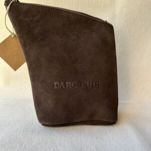 Estuche matero de descarne color marrón oscuro ,medidas aproximadas 17cm de alto ,ancho 15 cm.
