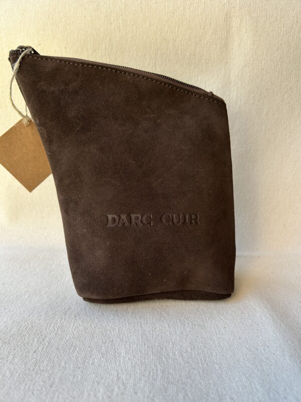Estuche matero de descarne color marrón oscuro ,medidas aproximadas 17cm de alto ,ancho 15 cm.