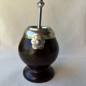 Mate con dije modelo copita con virola y bombilla de Alpaca  flor pensamiento