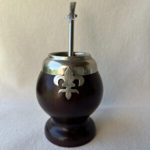 Mate modelo copita con virola y bombilla en Alpaca (modelo chico de mate) flor de liz