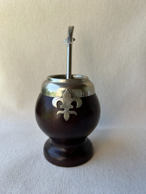 Mate modelo copita con virola y bombilla en Alpaca (modelo chico de mate) flor de liz