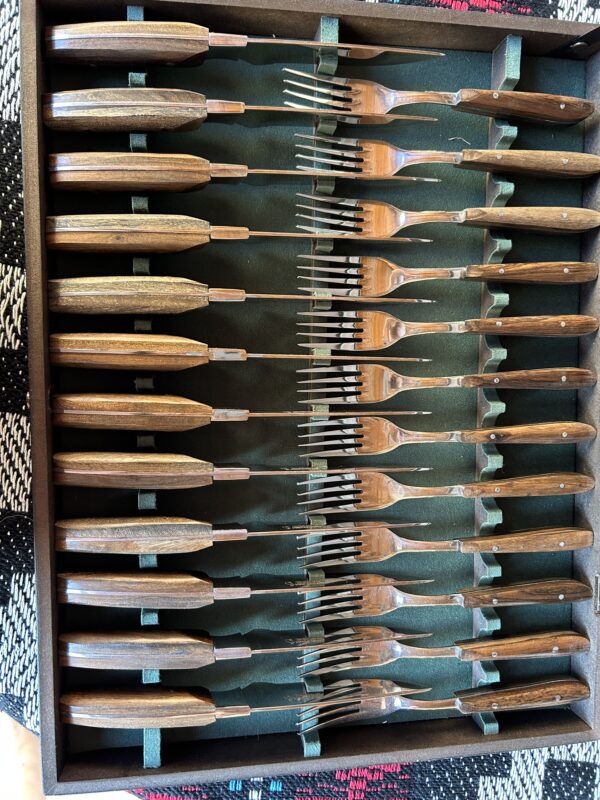 JUEGO PARA 12 COMENSALES EN MADERA Y ACERO INOXIDABLE