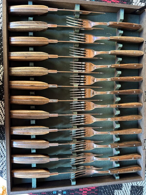 JUEGO FACUNDO PARA 12 COMENSALES EN MADERA Y ACERO INOXIDABLE