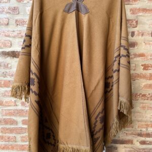 Poncho color vicuña con guarda color marrón oscuro