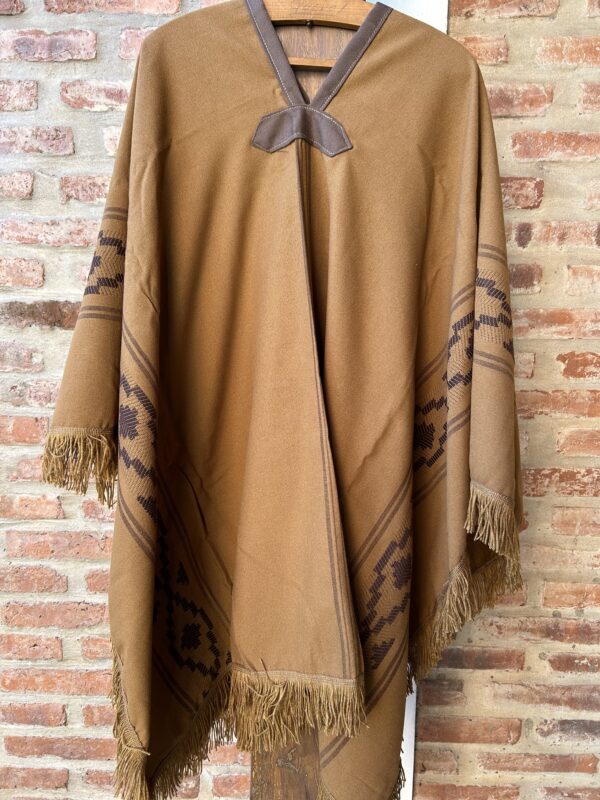 Poncho color vicuña con guarda color marrón oscuro