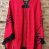 Poncho liviano rojo con guarda negra