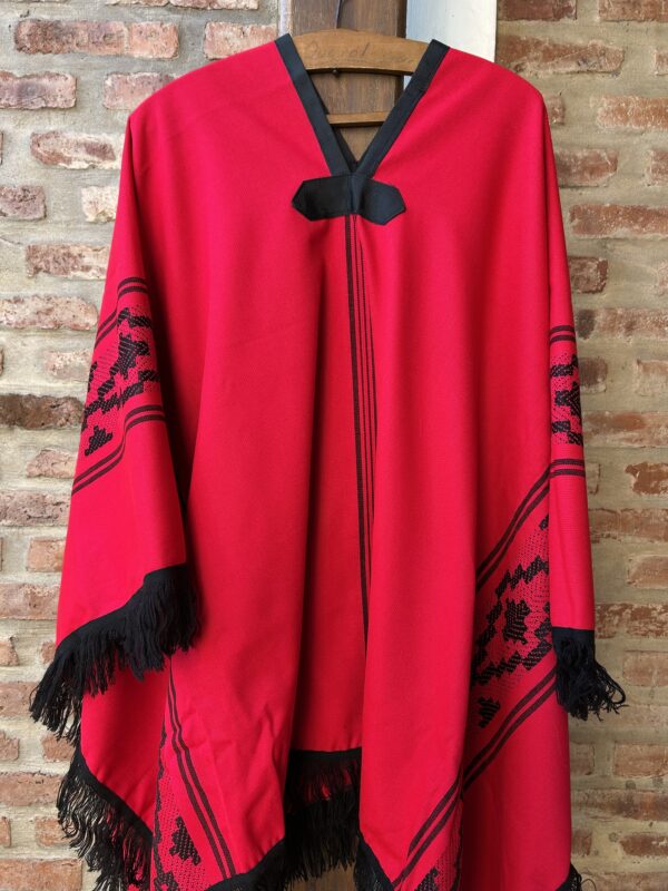 Poncho liviano rojo con guarda negra