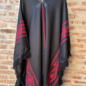 Poncho liviano color negro con guarda pampa roja . Medidas aproximadas de los ponchos Ancho 1.44 Largo total 1.88