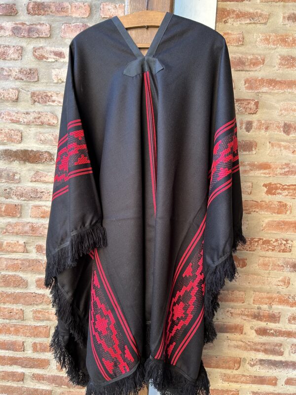 Poncho liviano color negro con guarda pampa roja . Medidas aproximadas de los ponchos Ancho 1.44 Largo total 1.88