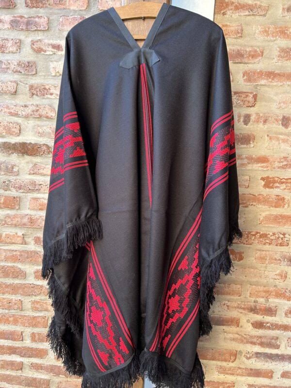 Poncho liviano negro con guarda pampa roja - Image 3