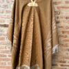 Poncho liviano color vicuña con guarda pampa . medidas aproximadas de los ponchos: largo total 1.88 ancho total 1.40 Las medidas son aproximadas