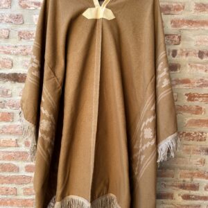 Poncho liviano color vicuña con guarda pampa . medidas aproximadas de los ponchos: largo total 1.88 ancho total 1.40 Las medidas son aproximadas