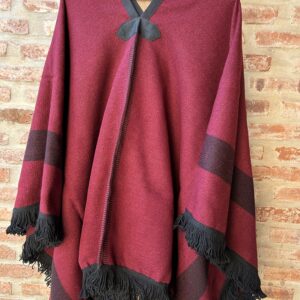 Poncho pesado de niños talle 12 Salteño. Medidas aproximadas Largo 1.50 Ancho 1.38