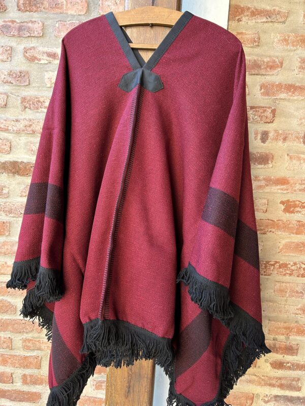 Poncho pesado de niños talle 12 Salteño. Medidas aproximadas Largo 1.50 Ancho 1.38