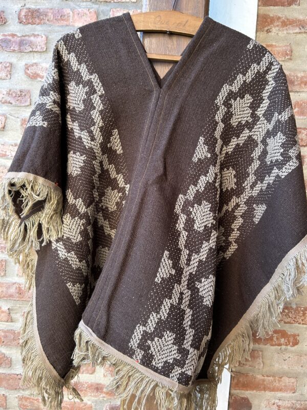 Poncho pesado de niños con guarda pampa . Talle 8