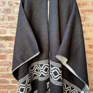 Ruana resersible negro -blanco blanco-negro