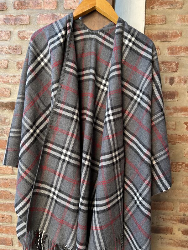 Ruana gris-negro-bco