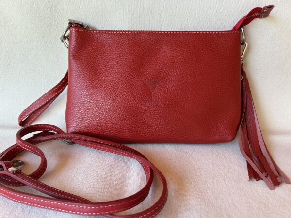 SOBRE DE CUERO CON DETALLE DE LLAVERO DE FLECOS DOBLE USO CARTERA O SOBRE PREGUNTAR COLOR DISPONIBLE ROJO NEGRO