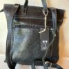 MOCHILA DE CUERO NEGRA CON DETALLES EN CIERRE Y BROCHES
