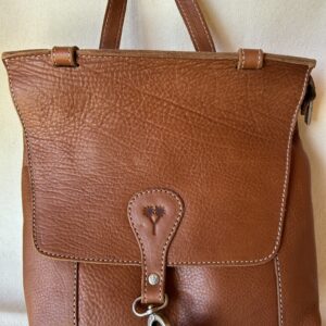 MOCHILA DE CUERO CON BROCHE EN EL FRENTE Y CIERRE ARRIBA - CIERRRE ATRAS
