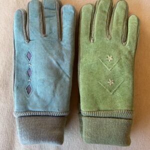 GUANTES DE DAMA EN CUERO DE OVEJA CON DETALLES EN PUÑO Y COSTADOS EN LANA SUPER FINO Y DELICADO. TALLES ÚNICOS