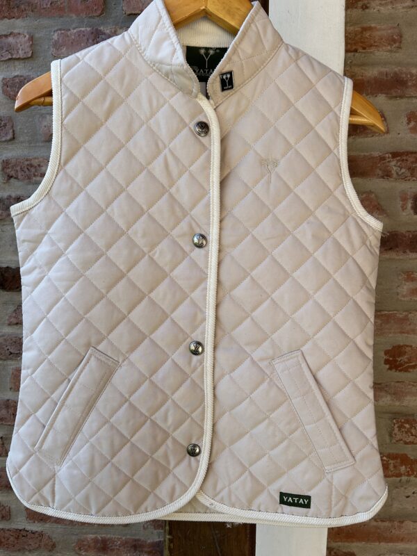 CHALECO DE DAMA DE MATELASSE CON BROCHES Y CUELLO MAO. PREGUNTAR TALLES DISPONIBLES