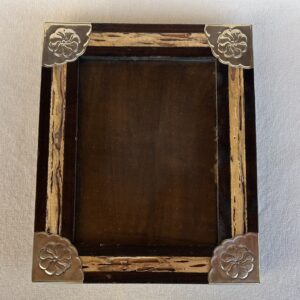 PORTA RETRATO EN MADERA CON INCRUSTACIONES DE CARDÓN CON PUNTERA DE ALPACA - MEDIDA DISPONIBLE 18X24 CM