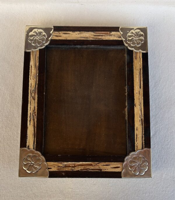 PORTA RETRATO EN MADERA CON INCRUSTACIONES DE CARDÓN CON PUNTERA DE ALPACA - MEDIDA DISPONIBLE 18X24 CM