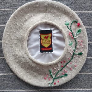 BOINA BORDADA A MANO