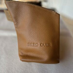 Estuche para guardar la yerba o también es conocido por CHAU LATAS- Es de cuero y larga durabilidad