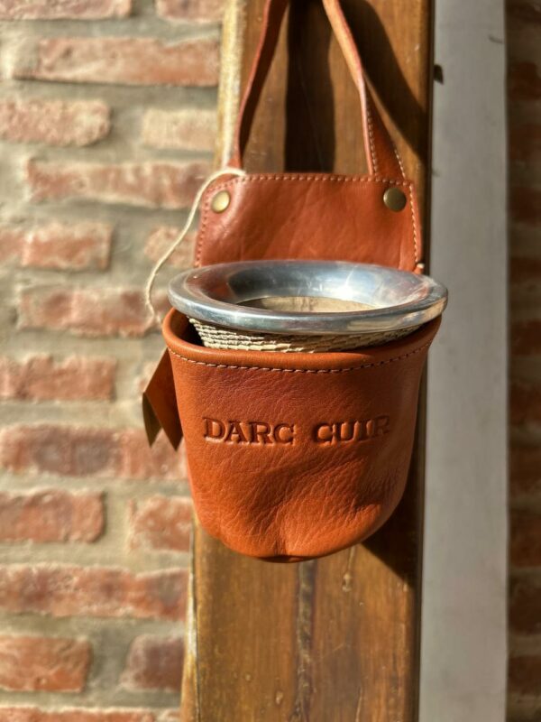 Estuche para poner yerba o conocido también como CHAU LATA. Es de cuero